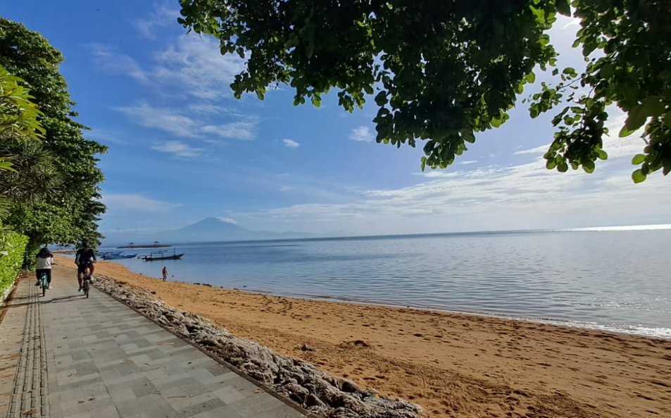 Menikmati Keindahan Alam di Pantai Mertasari Sanur
