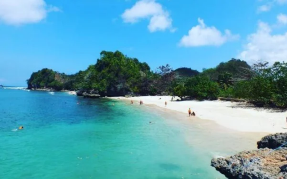 Menikmati Keindahan Alam di Pantai 3 Warna