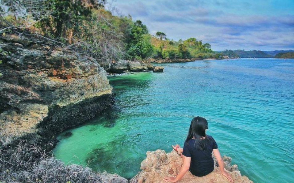 Menikmati Keindahan Alam di Pantai 3 Warna