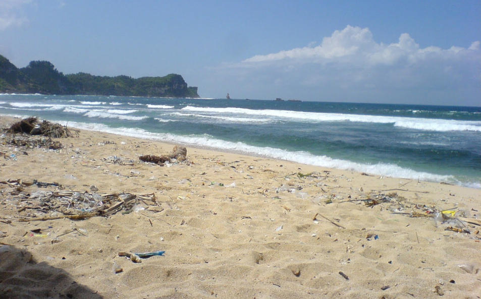 Rahasia di Balik Keindahan Pantai Nampu