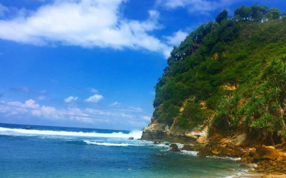 Rahasia di Balik Keindahan Pantai Nampu