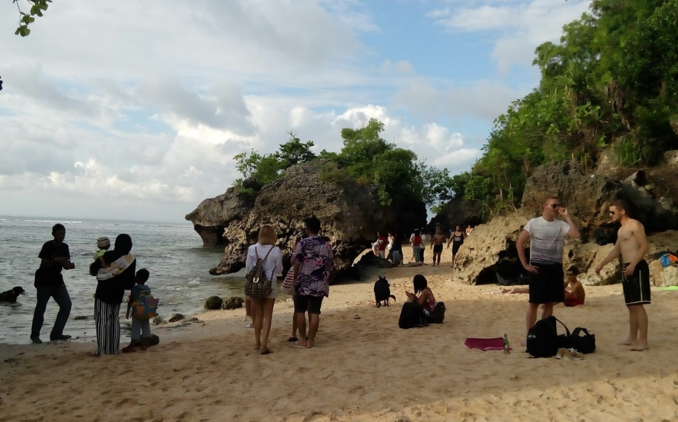 Pesona Pantai Padang Padang yang Tak Pernah Pudar di Bali