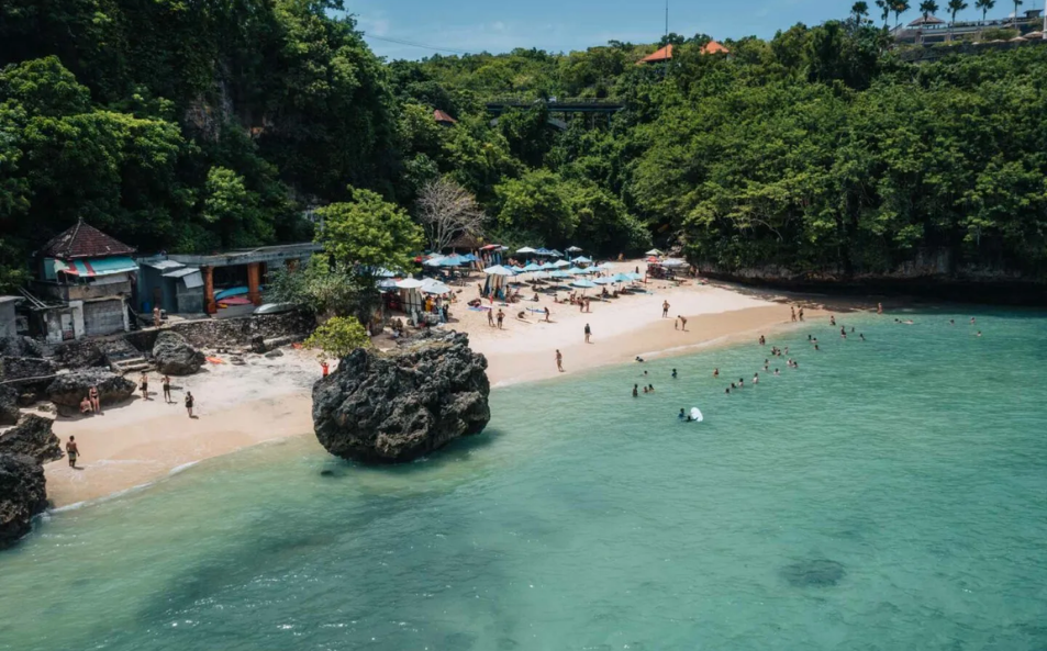 Pesona Pantai Padang Padang yang Tak Pernah Pudar di Bali