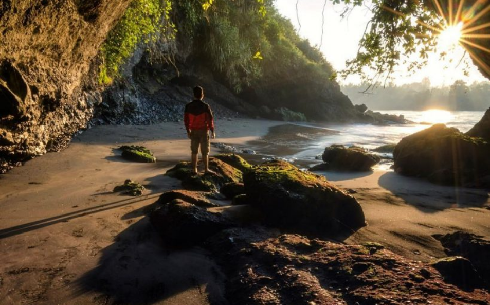 Pantai Watu Bolong Liburan Seru Nikmati Keindahan Alam