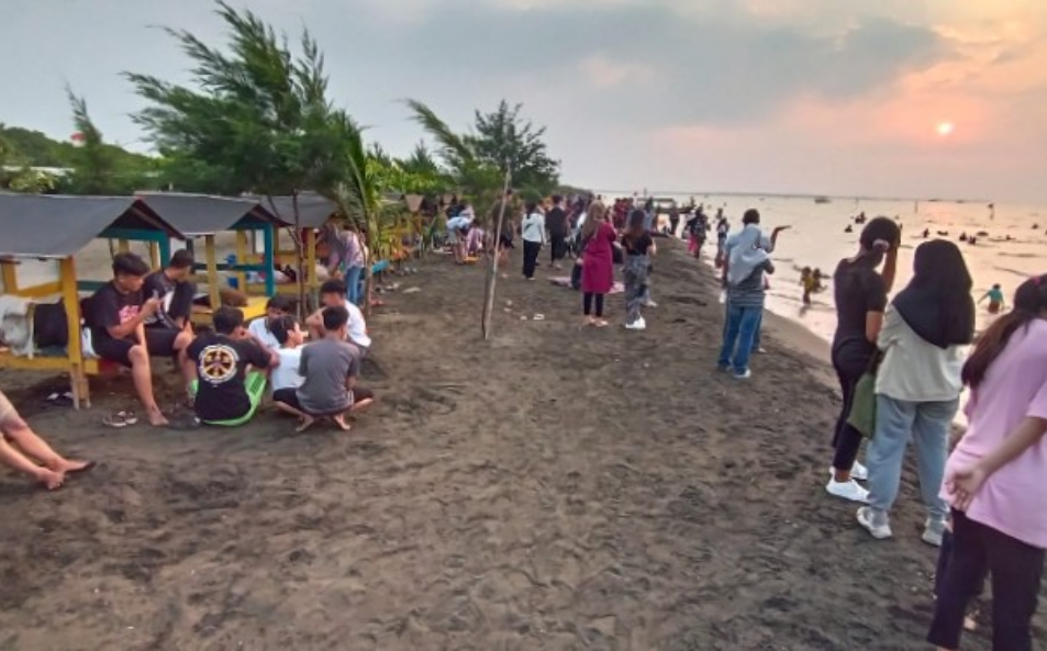 Pantai Tirang: Liburan Asyik di Pantai Sepi yang Menawan