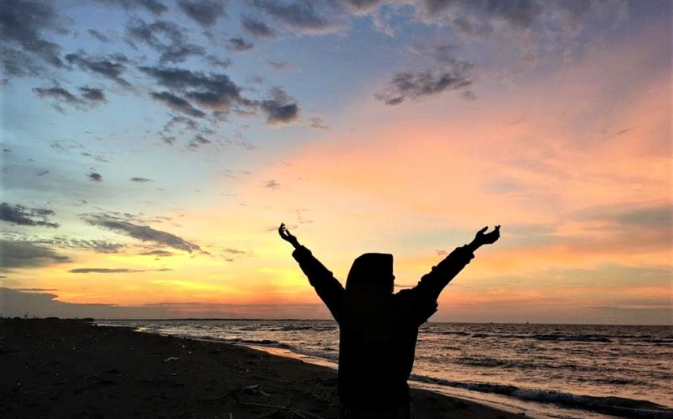 Pantai Tirang: Liburan Asyik di Pantai Sepi yang Menawan