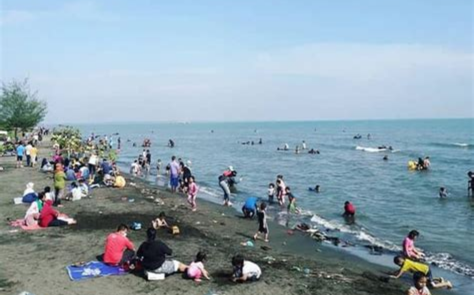 Pantai Tirang: Wisata Pantai Eksotis di Tengah Heningnya Alam