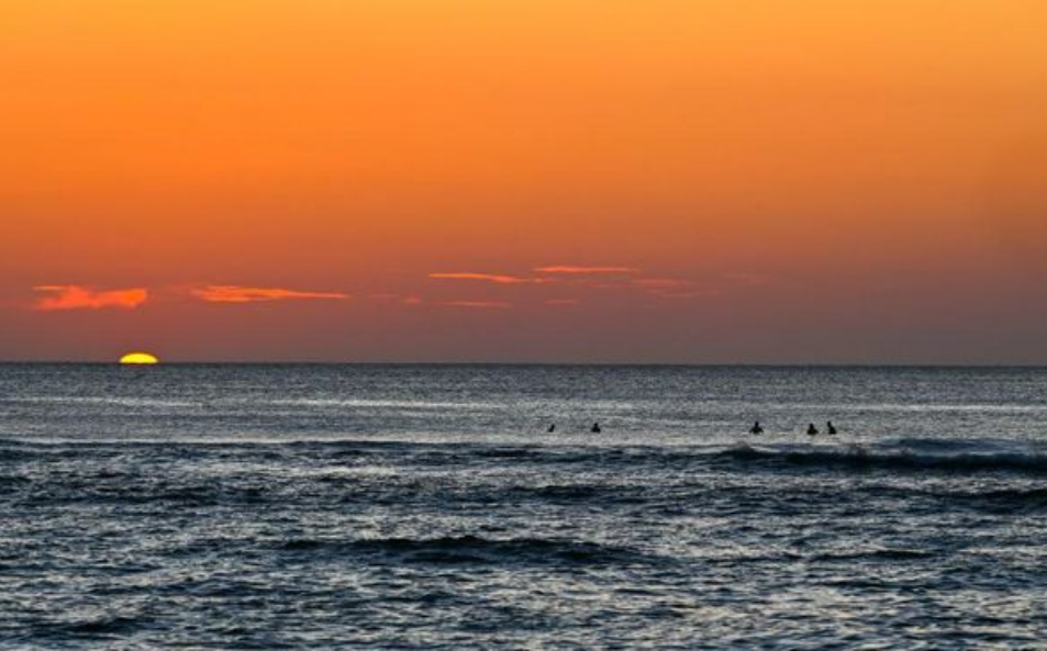 Pantai Tirang: Wisata Pantai Eksotis di Tengah Heningnya Alam