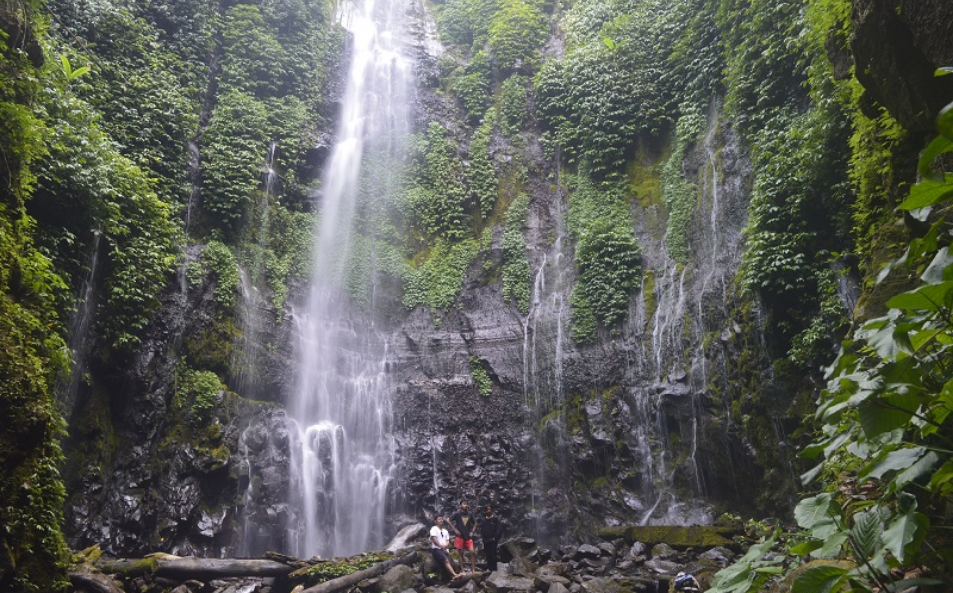 Air Terjun Curug Lawe Mengungkap Keindahan di Tengah Hutan